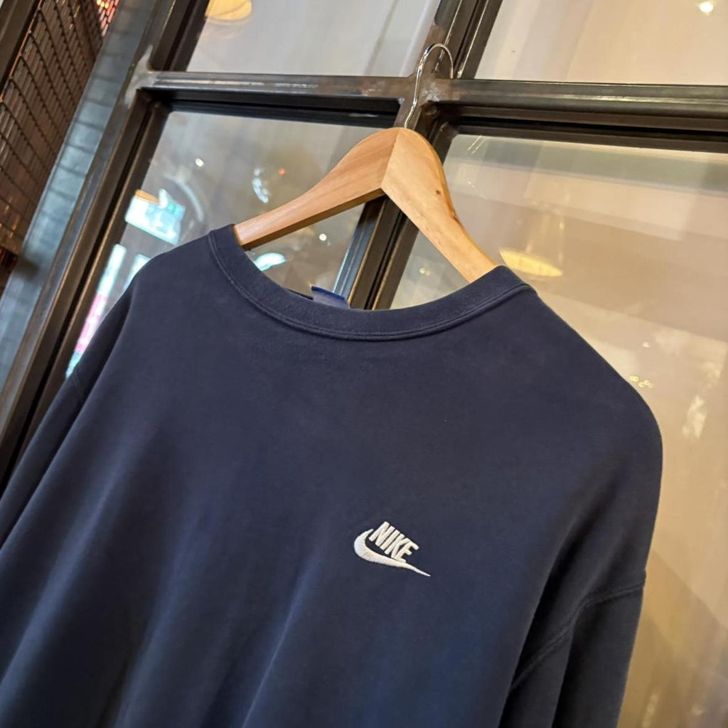 0125C51BR - Vintage Retro Essential Navy Nike Crewneck Jumper Sweatshirt with  embroidered logo #90s #sportswear #essential #y2k #nike