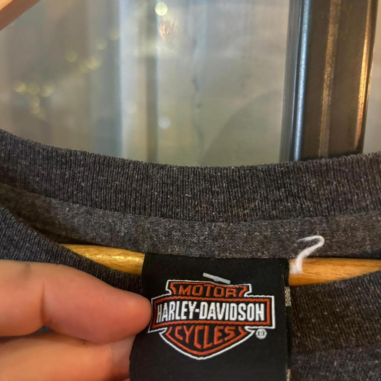 TEE410P - Vintage Retro Essential Dark Grey Harley Davidson Big Barn Des Moines , IA Pocket Graphic Print Top Tee T-shirt #90s #graphic #harleydavidson #biker #motorcycles