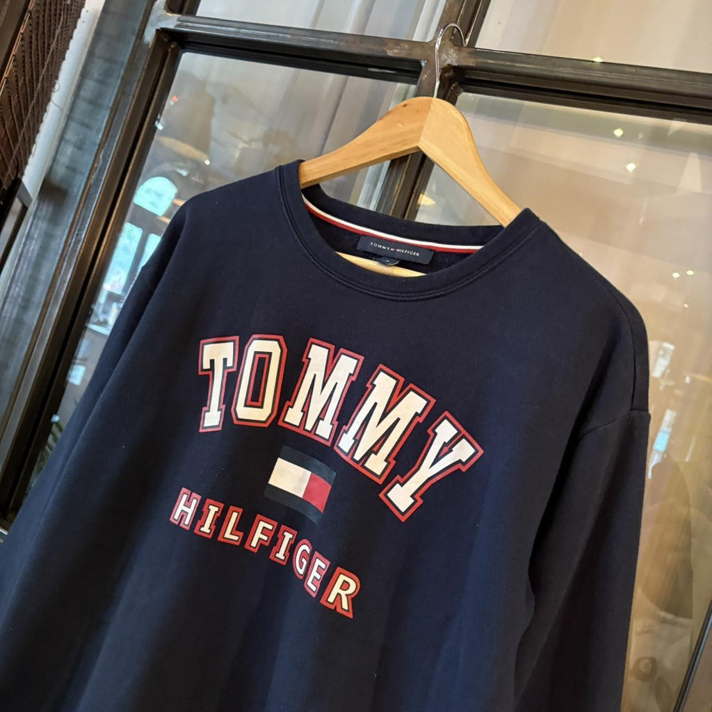 SWT613BR - Vintage Retro Essential Navy Tommy Hilfiger Crewneck Jumper Sweatshirt with spellout print logo #90s #sportswear #spellout #y2k #tommy