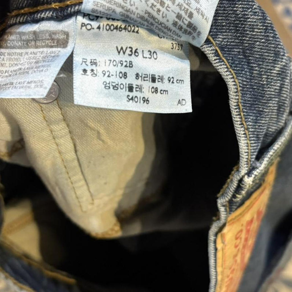 TRW536F - Vintage retro essential Altered Levi’s 505 Tapered Blue Wash Denim Jeans Trousers pants #denim #levis #tapered #levis505 #jeans