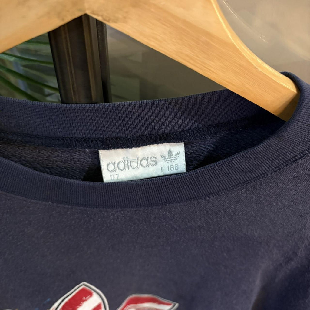 1224B91 - Vintage Retro Essential Navy Adidas Originals Crewneck Jumper Sweatshirt with big spellout print logo #90s #sportswear #wideboxy  #adidas #y2k