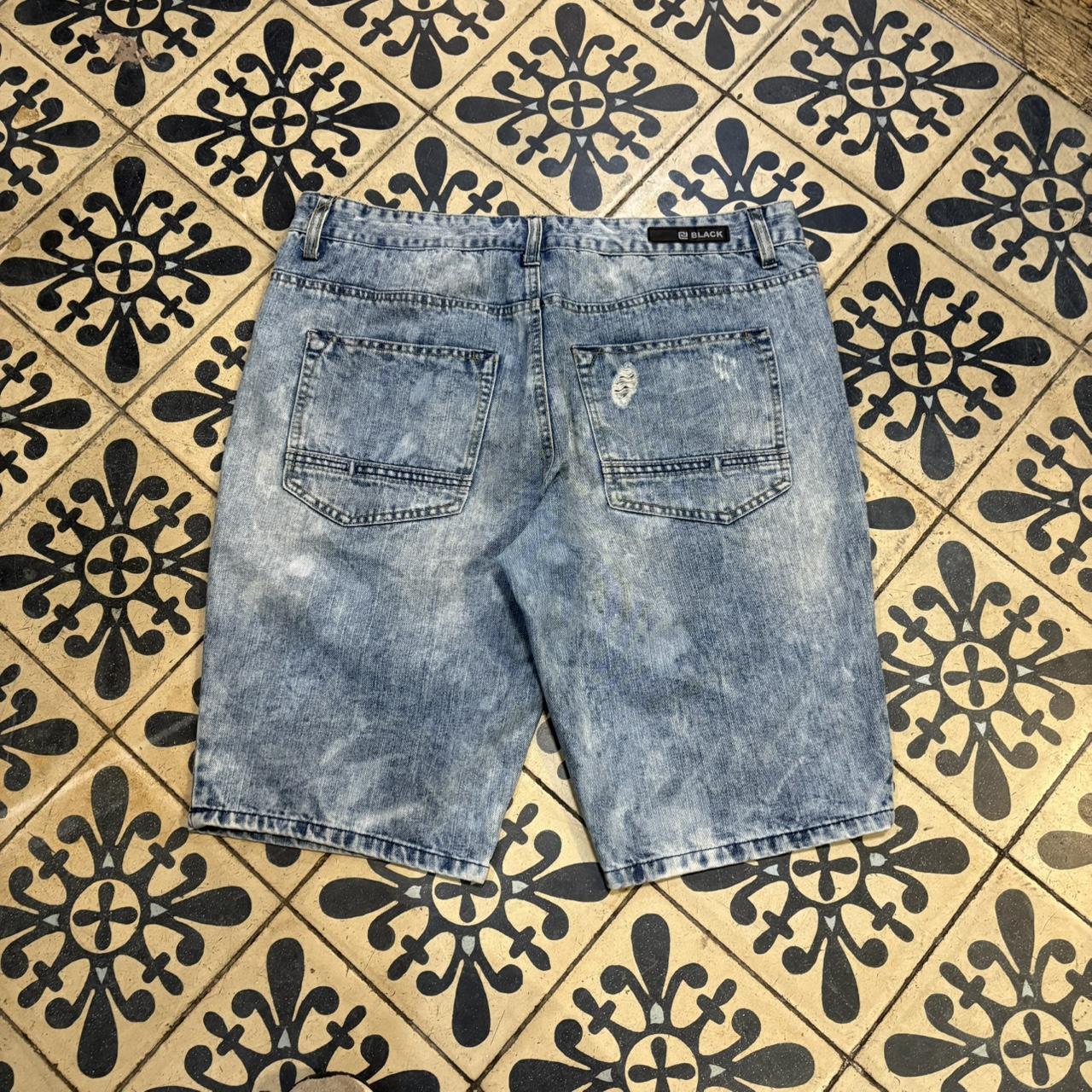 MA0503I-P - American Vintage Retro Essential Black Blue Wash Denim Distressed Shorts Jorts with detailed patch Logo hip hop baggy wide leg 90s 00s y2k grunge streetwear style workwear #hiphop #90s #jorts #skater #distressed