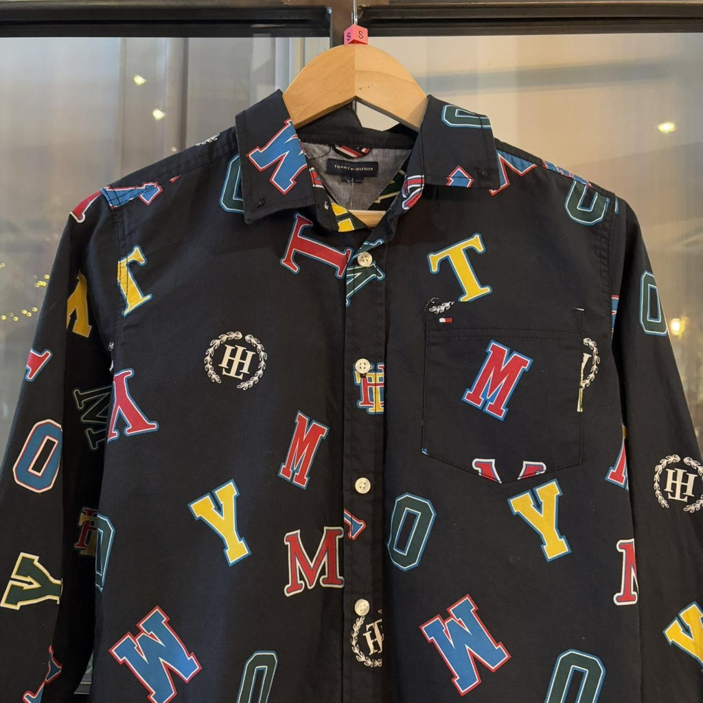 BR2804BG-P - Vintage Tommy Hilfiger All Over Letter Logo Print Black Longsleeve collared button up polo shirt top #Y2K #preppy #tommy #smartcasual #oldmoney