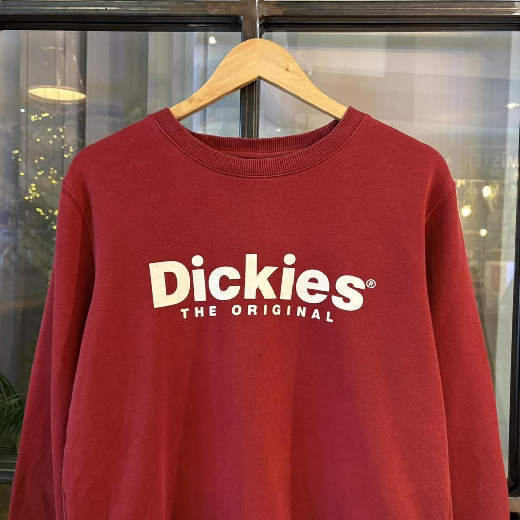 0225H77F - Vintage Retro Essential Burgundy Dickies Crewneck Jumper Sweatshirt with  embroidered patch logo and spellout chest print logo #90s #sportswear #skater #y2k #dickies