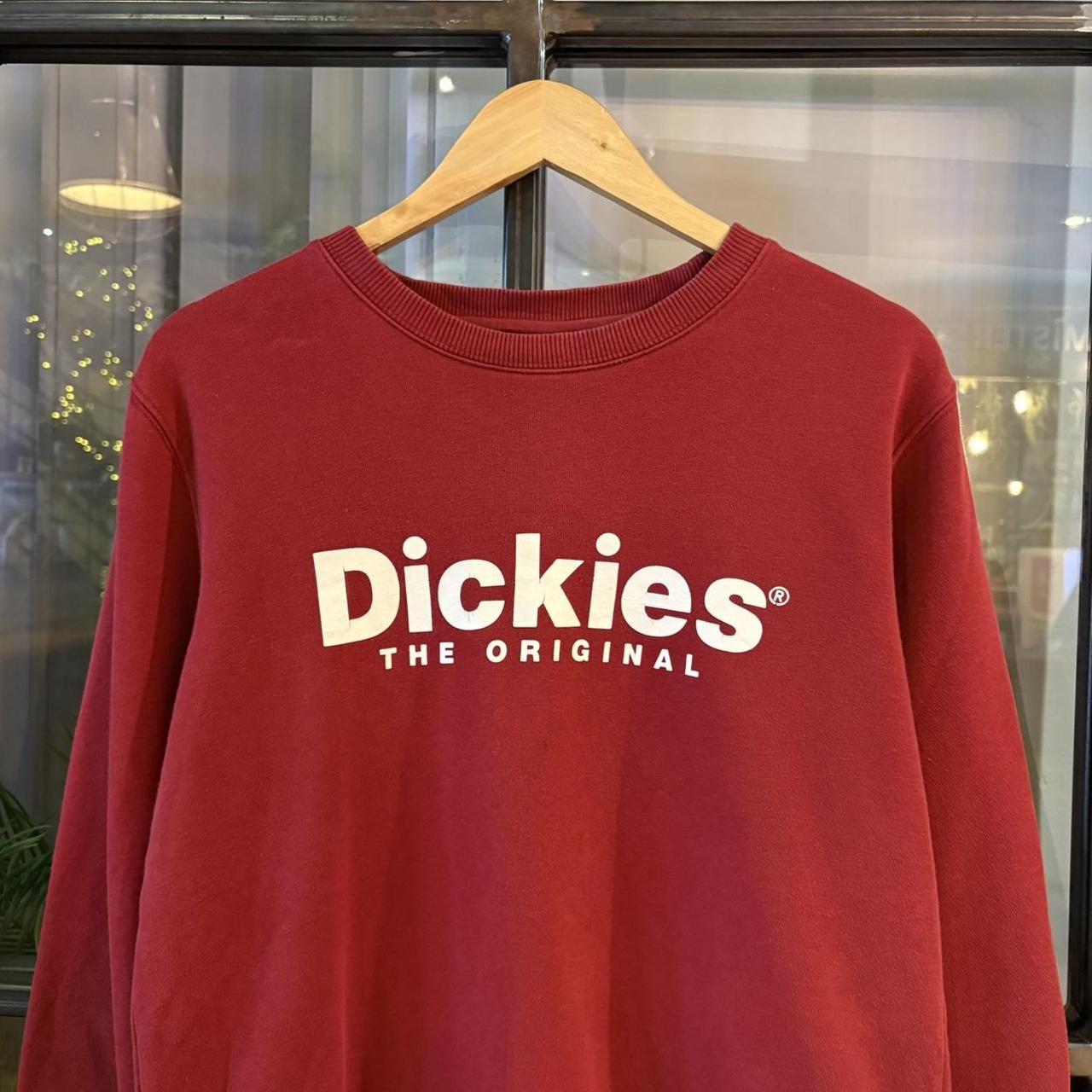 0225H77F - Vintage Retro Essential Burgundy Dickies Crewneck Jumper Sweatshirt with  embroidered patch logo and spellout chest print logo #90s #sportswear #skater #y2k #dickies