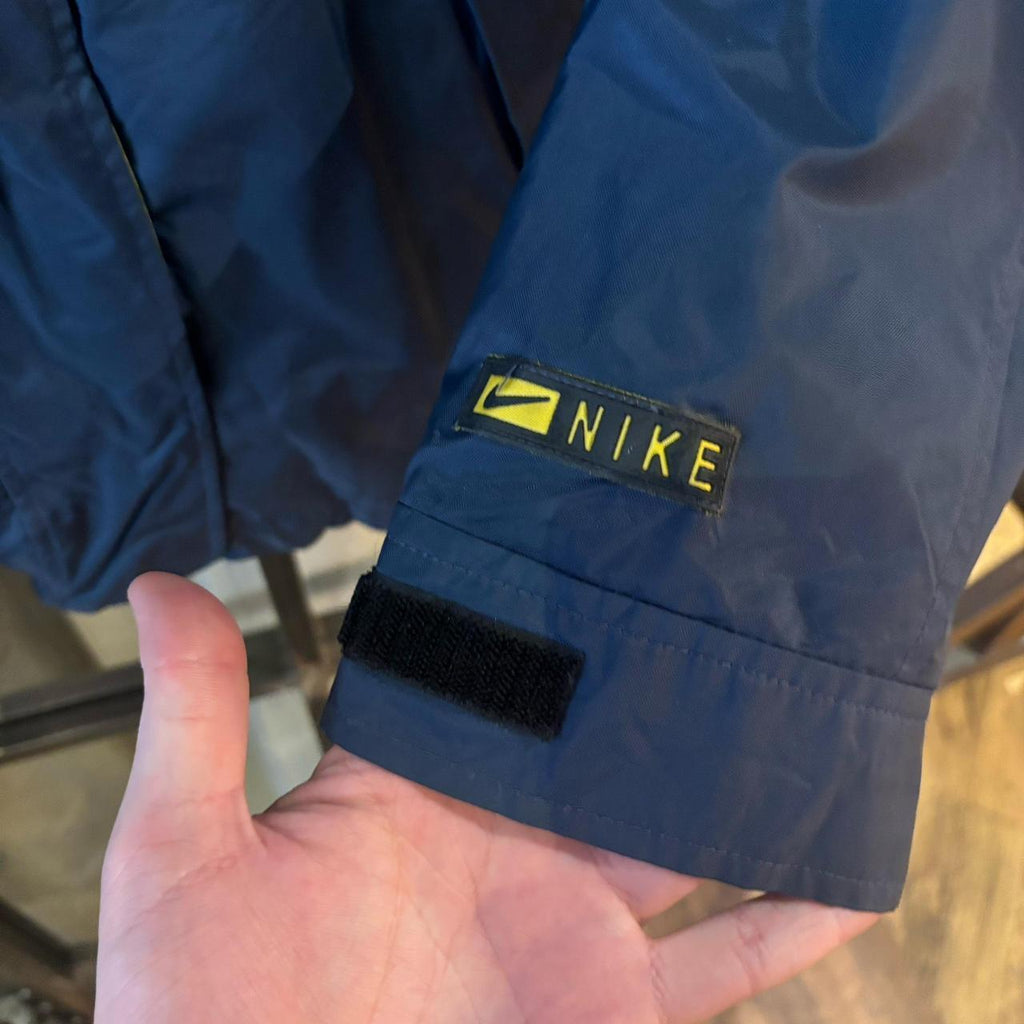 0325F88BR - Vintage Retro Essential  Navy Nike padded lined hooded jacket windbreaker coat #sportswear #y2k #90s #nike #windbreaker