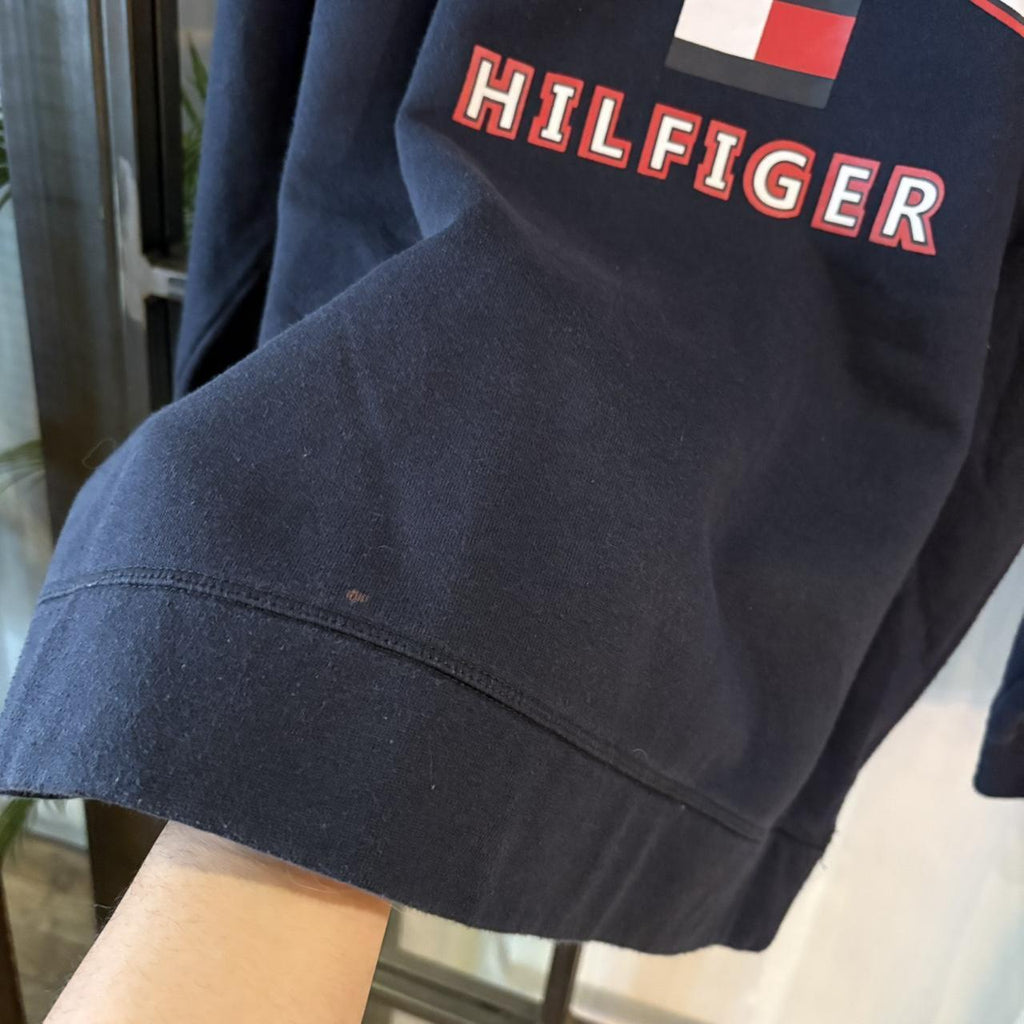 SWT613BR - Vintage Retro Essential Navy Tommy Hilfiger Crewneck Jumper Sweatshirt with spellout print logo #90s #sportswear #spellout #y2k #tommy