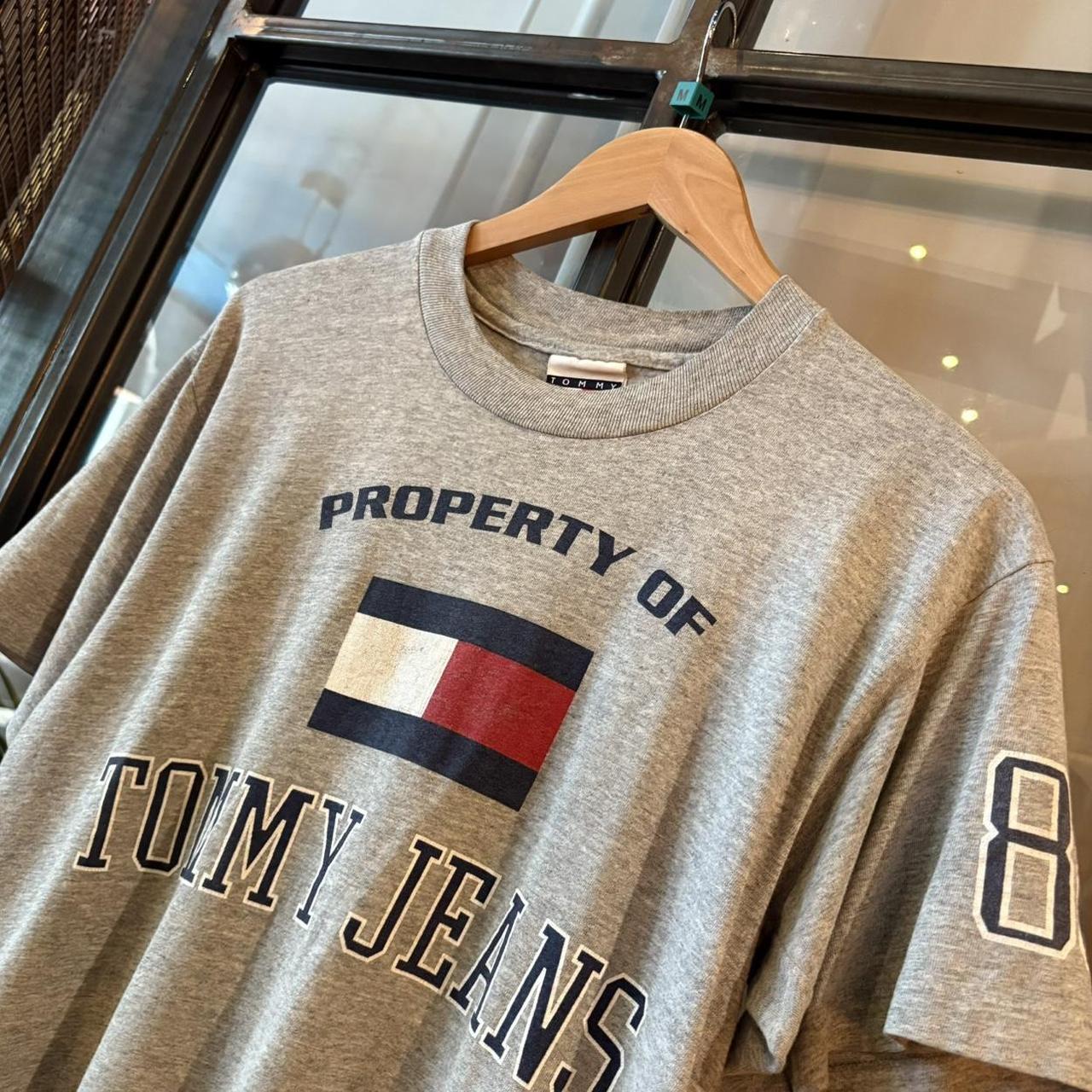 TEE534F - Vintage Retro Essential Grey Tommy Hilfiger Single Stitch Graphic Print Top Tee T-shirt #90s #graphic #top #tommy #singlestitch