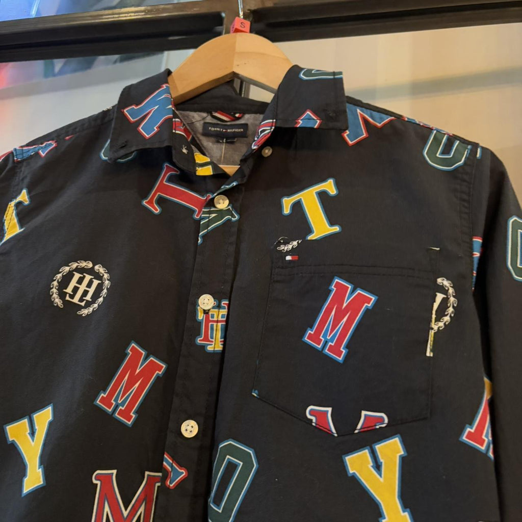BR2804BG-P - Vintage Tommy Hilfiger All Over Letter Logo Print Black Longsleeve collared button up polo shirt top #Y2K #preppy #tommy #smartcasual #oldmoney