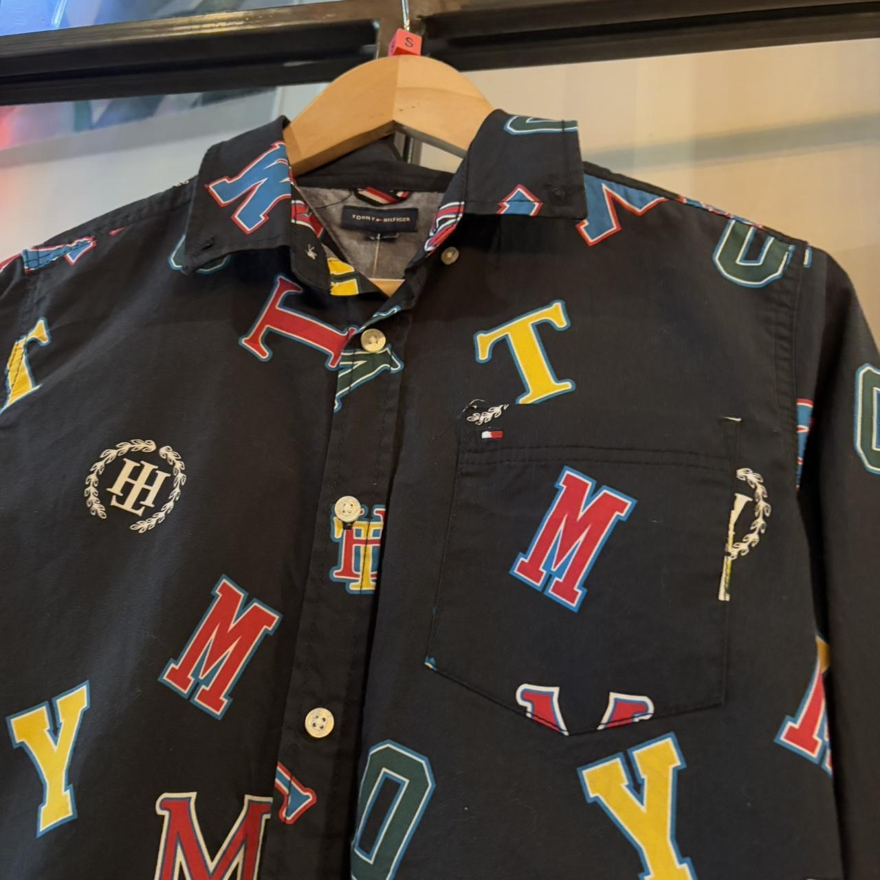 BR2804BG-P - Vintage Tommy Hilfiger All Over Letter Logo Print Black Longsleeve collared button up polo shirt top #Y2K #preppy #tommy #smartcasual #oldmoney