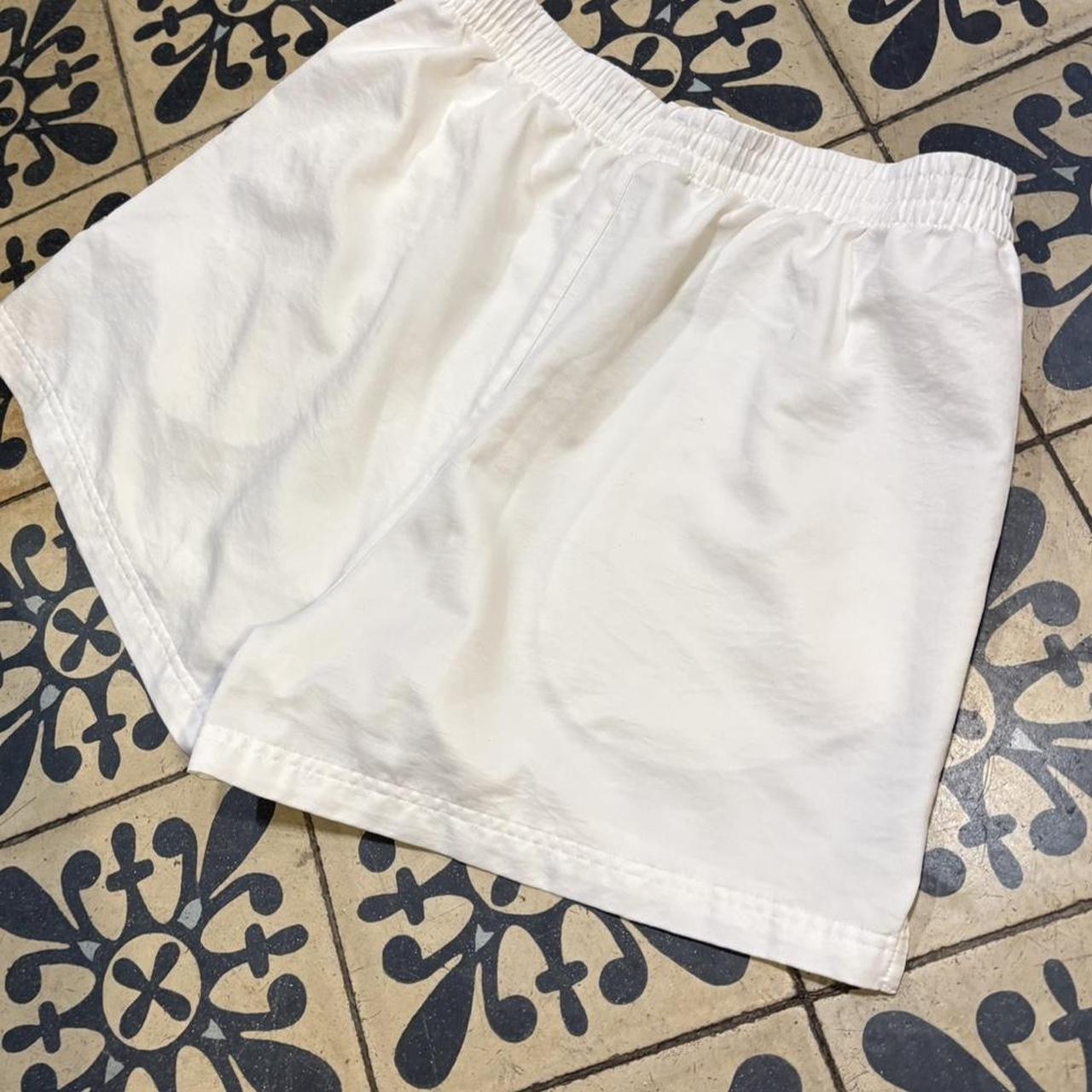 B0425A29 - Vintage Retro Essential White Reebok Running Activewear Shorts with patched logo #running #sportswear #reebok #football