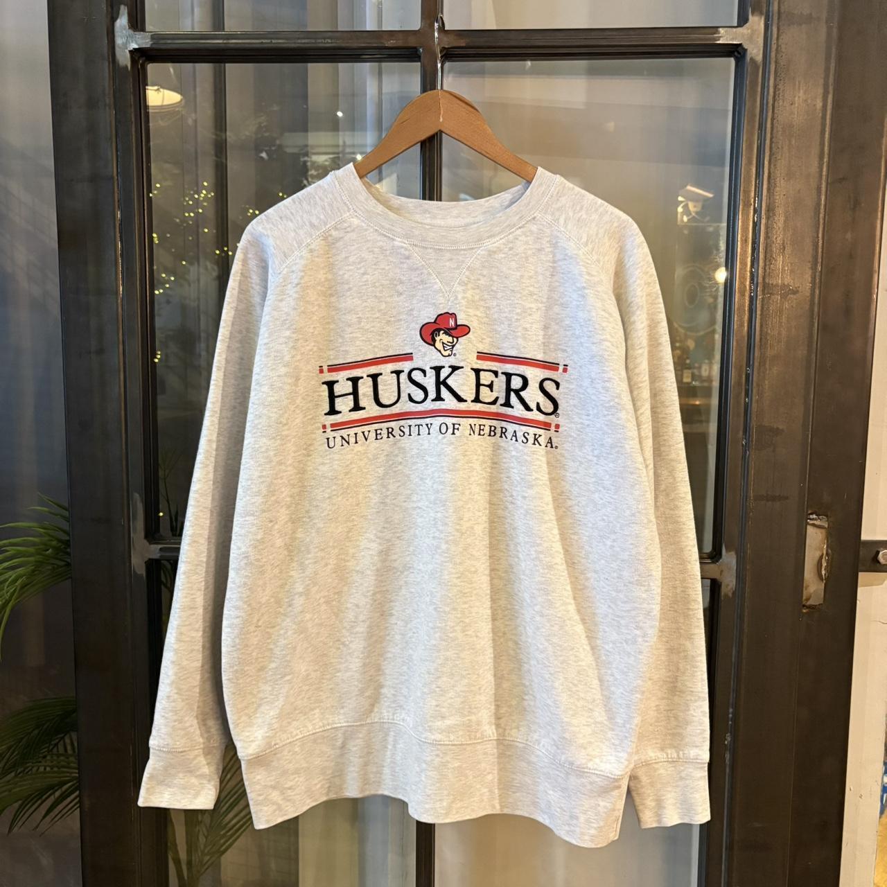 0325G84F - Vintage Retro Essential Light Grey University of Nebraska American Football Crewneck Jumper Sweatshirt with embroidered and print logo #huskers #sportswear #nebraska #y2k #champion