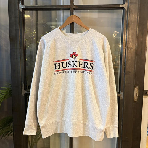 0325G84F - Vintage Retro Essential Light Grey University of Nebraska American Football Crewneck Jumper Sweatshirt with embroidered and print logo #huskers #sportswear #nebraska #y2k #champion