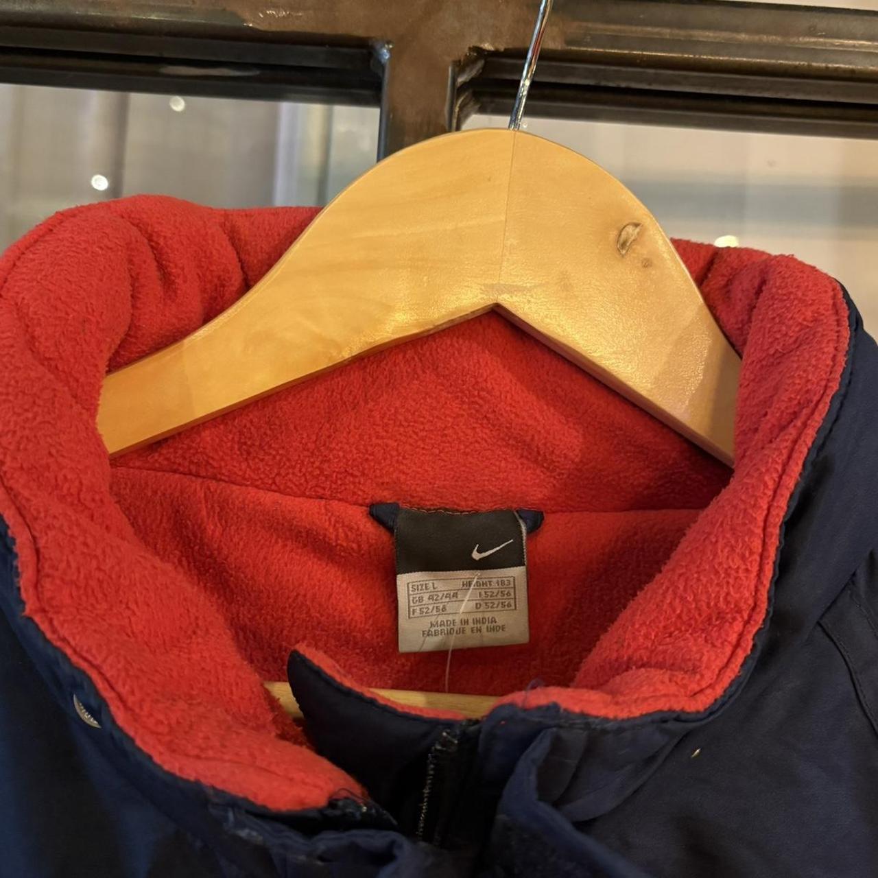 0325F70UF - Vintage Retro Essential Navy Nike O2 Arsenal down puffer padded lined training coach jacket coat with embroidered patch and swoosh logos  #nike #o2 #arsenal #blokecore #football