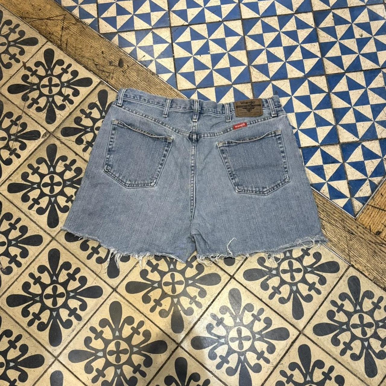 JRT131 - Vintage Retro Essential Wrangler Blue Wash Denim Shorts Jorts with detailed patch Logo carpenter workwear #hiphop #90s #jorts #skater #wrangler