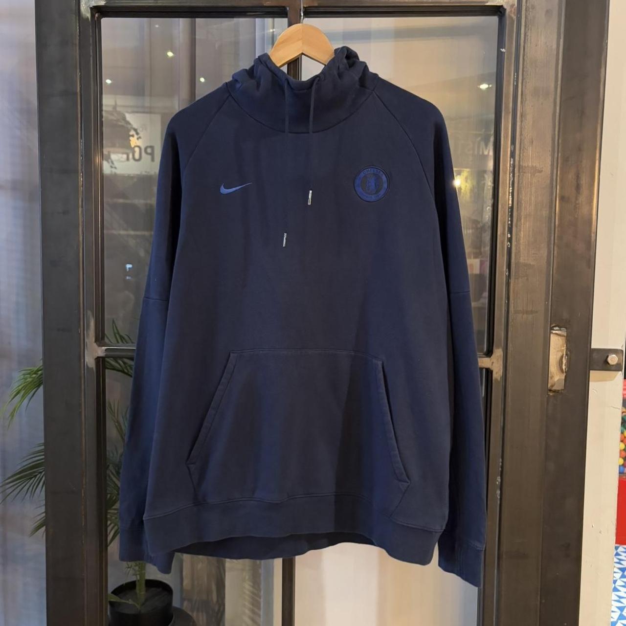 Vintage Retro Essential Navy Chelsea F.C. Training Sweatshirt Hoodie with embroidered badge patch and swoosh logo #90s #sportswear #blokecore #chelsea #y2k