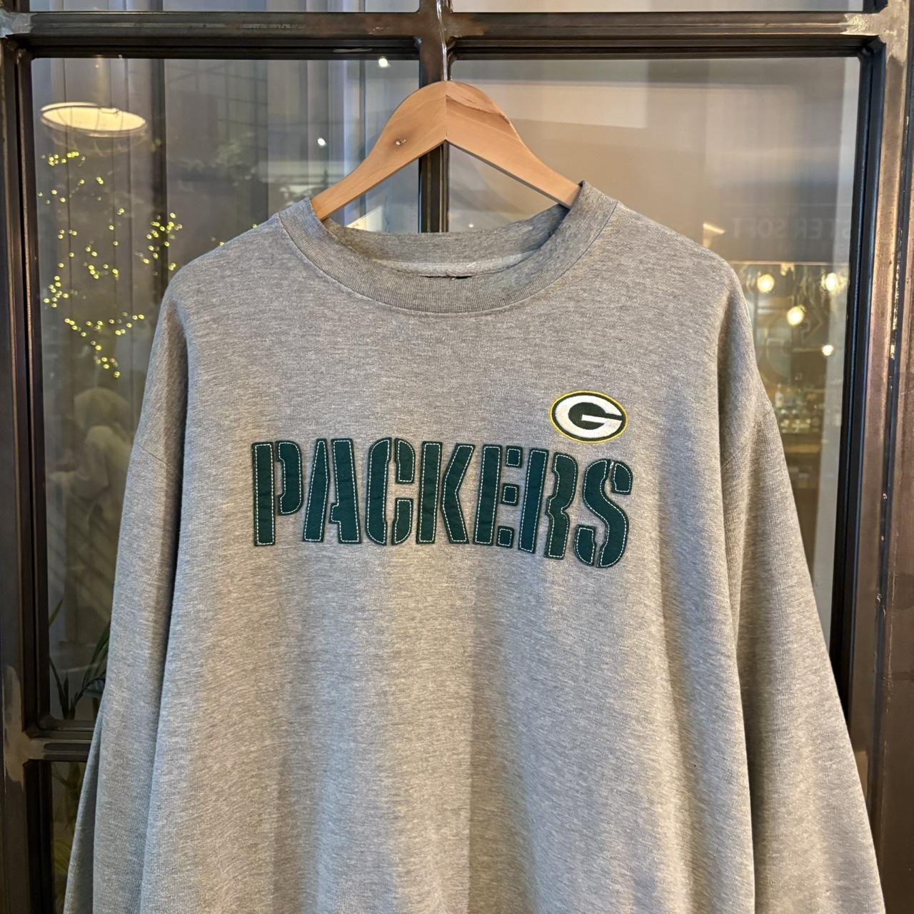 1224C23 - Vintage Retro Essential NFL Grey Crewneck Jumper with Green Bay Packers Centre Embroidered Felt Logo #nfl #greenbaypackers #casual #sportswear