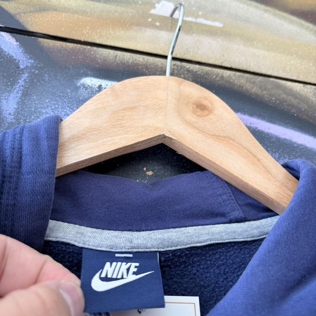 MA0109JE-U - Vintage Retro Essential Navy Nike Sweatshirt Hoodie with embroidered textured geometric swoosh centre logo #90s #sportswear #essential #nike #y2k