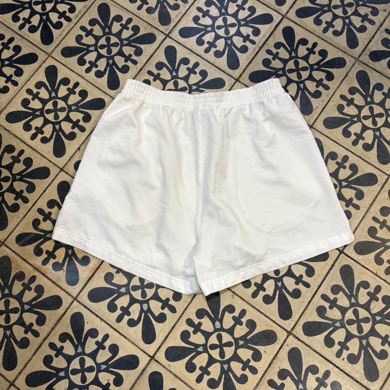 B0425A29 - Vintage Retro Essential White Reebok Running Activewear Shorts with patched logo #running #sportswear #reebok #football
