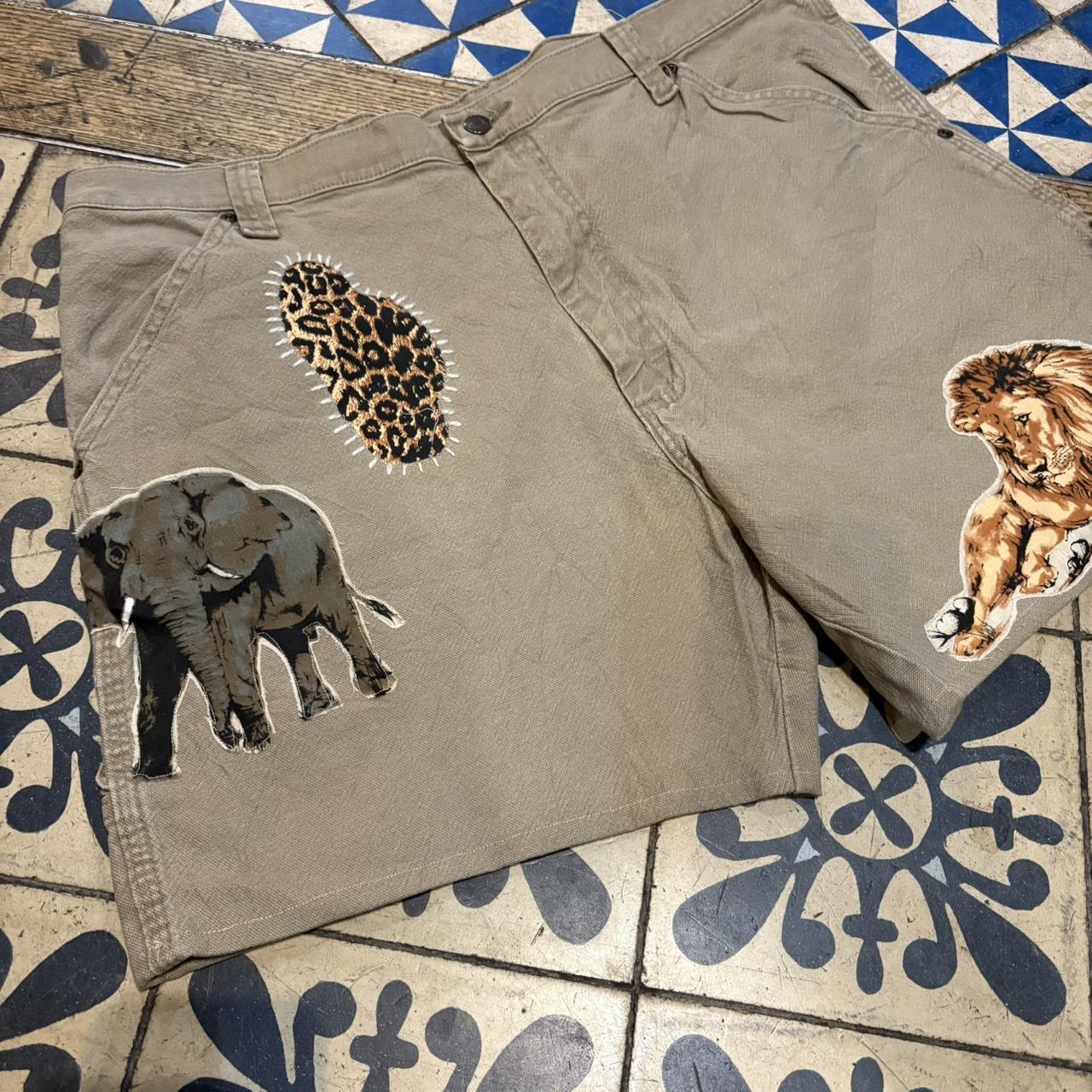 JRT133 - Vintage Retro Essential Wrangler Tan Workwear Carpenter Shorts Jorts with detailed animal patches #y2k #patchwork #jorts #wrangler #safari