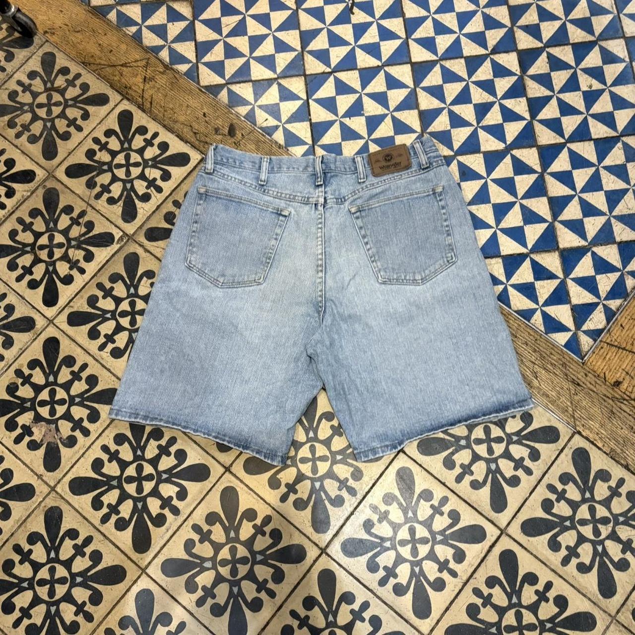 JRT105 - Vintage Retro Essential Wrangler Light Blue Wash Denim Shorts Jorts with detailed patch Logo carpenter workwear #hiphop #90s #jorts #skater #wrangler
