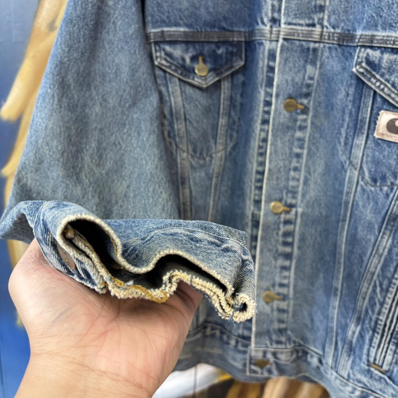 BR2401ET-U - Vintage Retro Essential Carhartt Blue Denim Wash Button Up Trucker Jacket #workwear #utility #truckerjacket #denim #carhartt