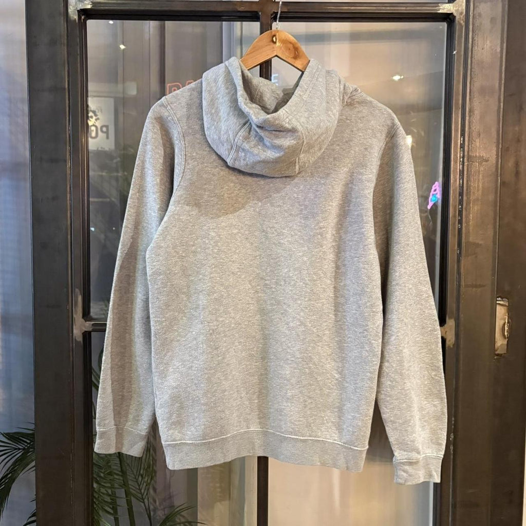 0325G91UF-P - Vintage Retro Essential Grey Nike Sweatshirt Hoodie with embroidered swoosh spell out logo #90s #sportswear #essential #nike #y2k