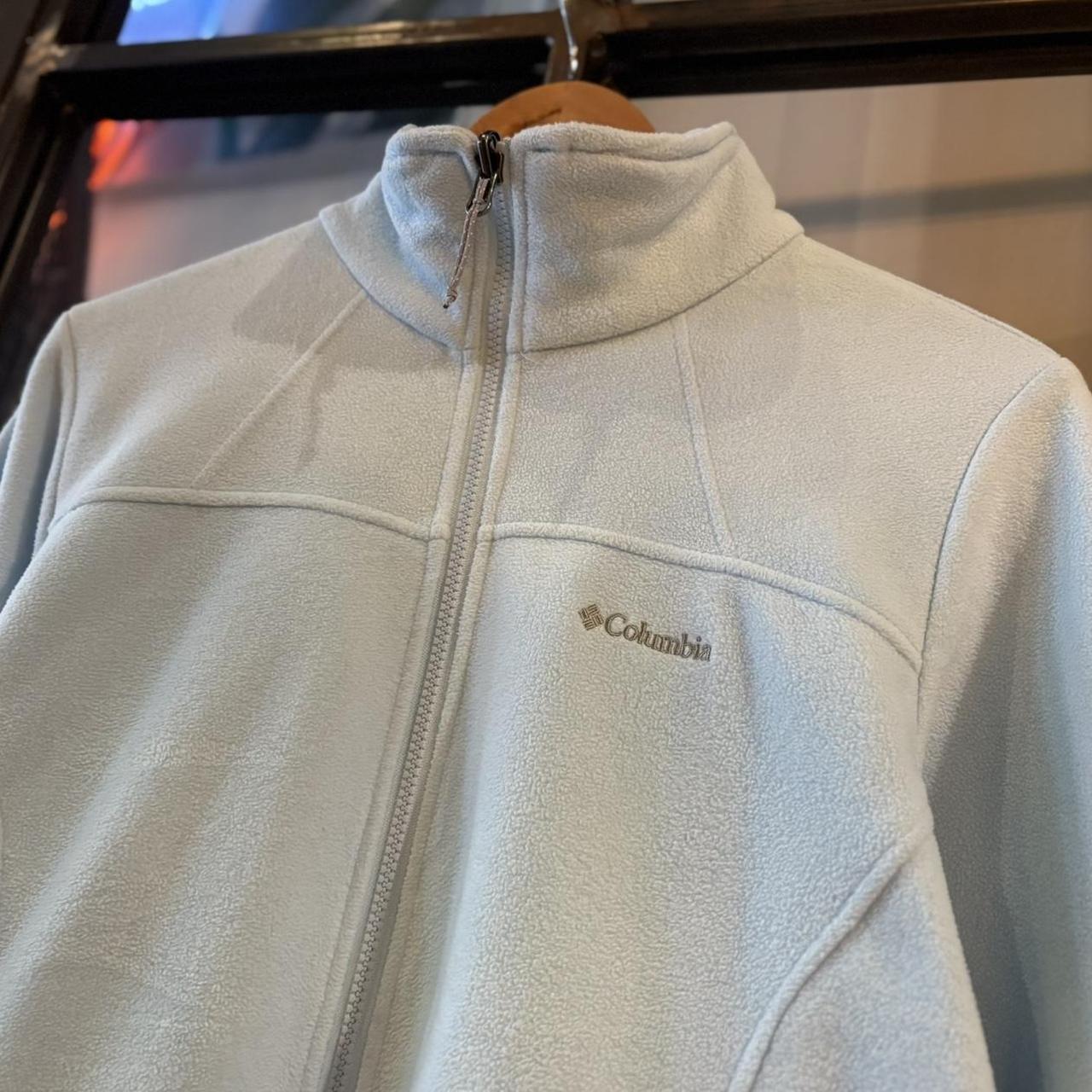 Vintage retro essential Columbia Baby Blue full zip up outdoor sweatshirt fleece jacket #columbia #outdoor #expedition #hike #gorpcore