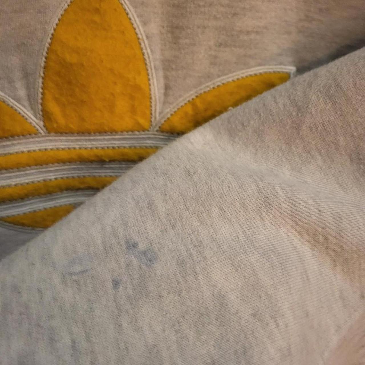 SWT122 - Vintage 90s light grey yellow essential Adidas originals trefoil felt big logo spell out sweatshirt crewneck jumper 90s era boxy & cropped fit