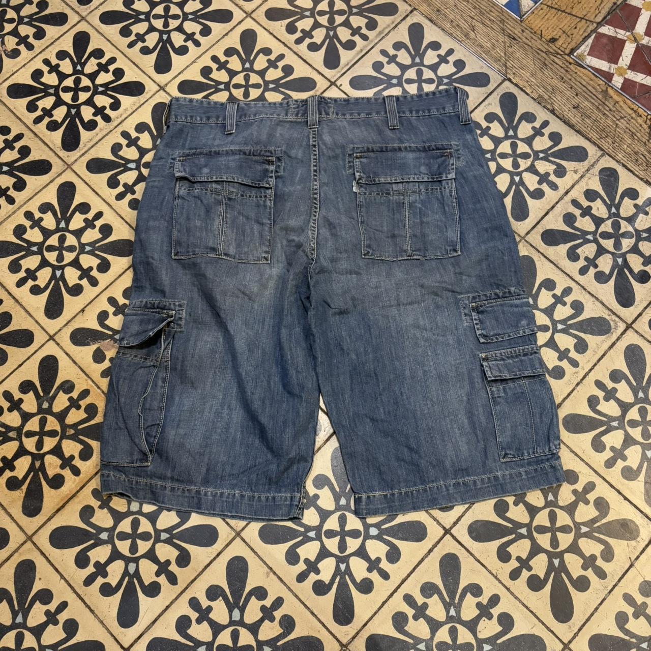 JRT410P - American Vintage Retro Essential Levi's Blue Wash Cargo Denim Shorts Jorts with detailed patch Logo hip hop baggy wide leg 90s 00s y2k grunge streetwear style workwear #hiphop #90s #jorts #skater #levis