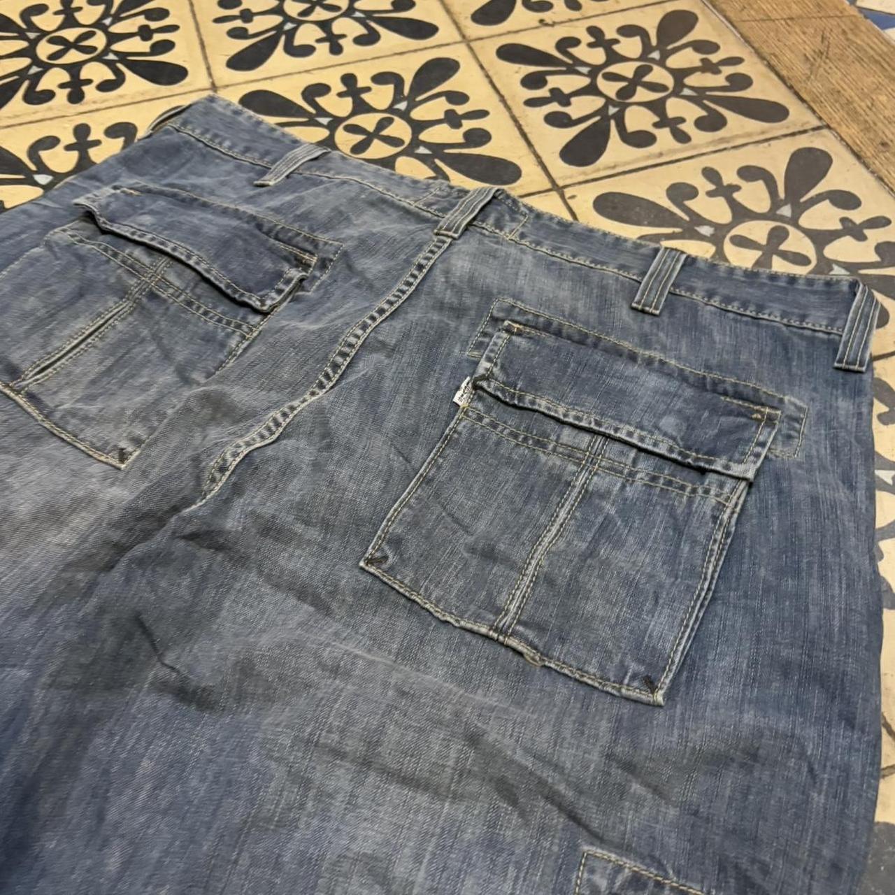 JRT410P - American Vintage Retro Essential Levi's Blue Wash Cargo Denim Shorts Jorts with detailed patch Logo hip hop baggy wide leg 90s 00s y2k grunge streetwear style workwear #hiphop #90s #jorts #skater #levis