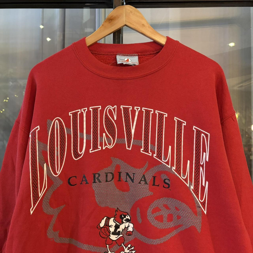 SWT685F - Vintage Retro Essential MLB Louisville Cardinals Baseball Red Crewneck Jumper Sweatshirt with print logo #90s #louisville #baseball #cardinals #mlb