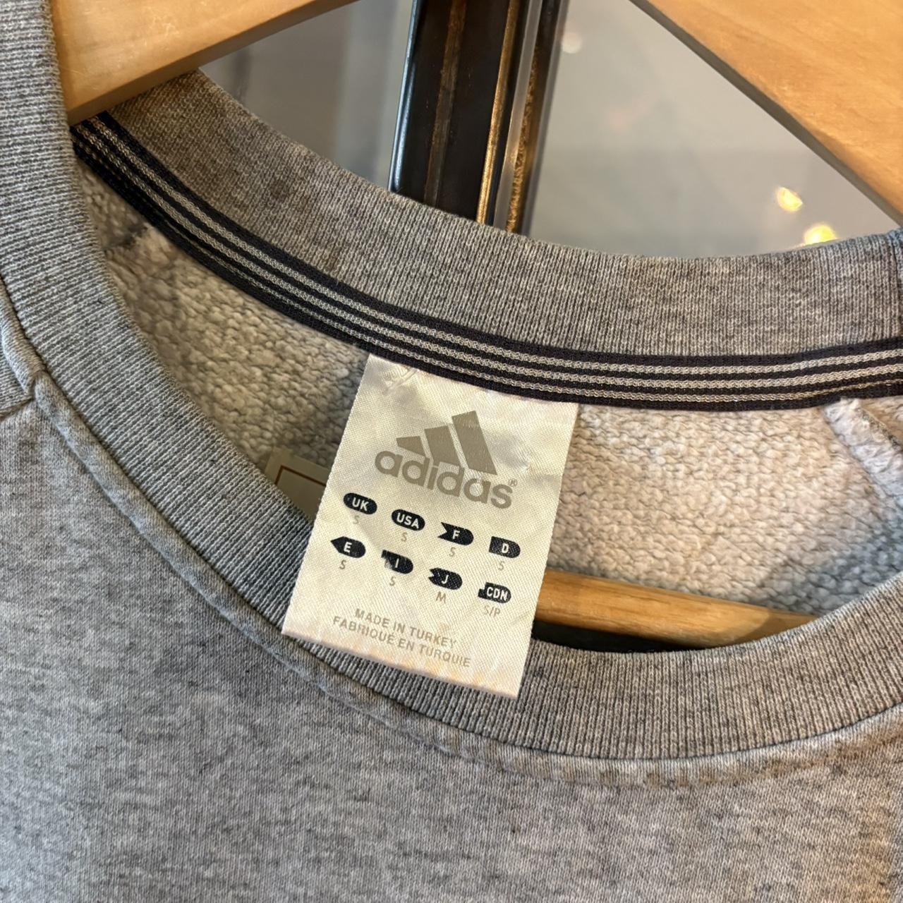 MA2207EJ - Vintage Retro Essential Grey Adidas Raglan Jumper Sweatshirt with embroidered logo #90s #sportswear #essential #y2k #adidas