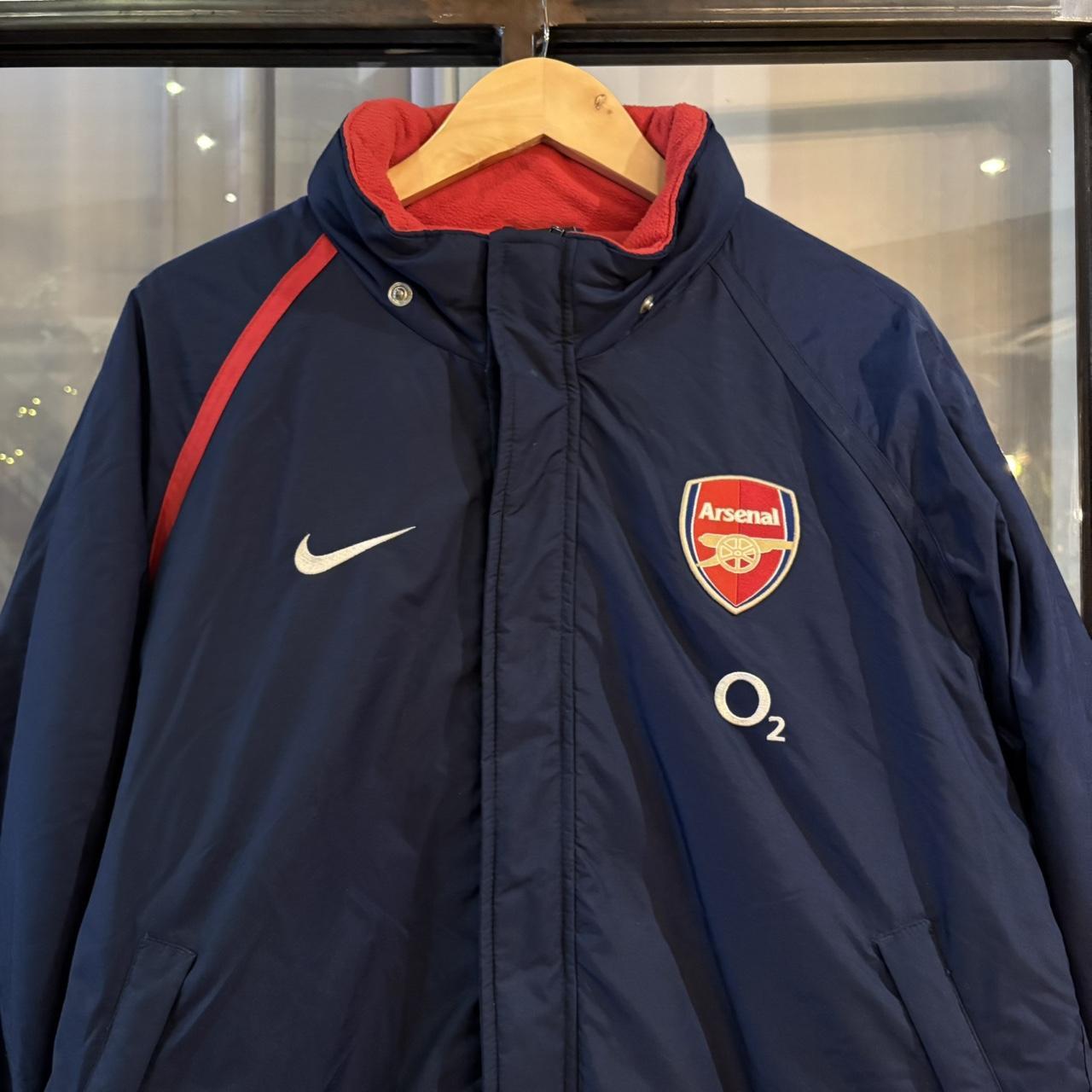 0325F70UF - Vintage Retro Essential Navy Nike O2 Arsenal down puffer padded lined training coach jacket coat with embroidered patch and swoosh logos  #nike #o2 #arsenal #blokecore #football