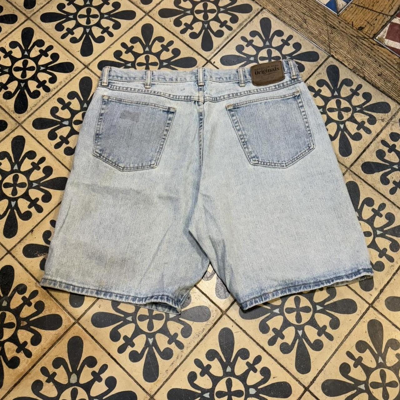 JRT451P - American Vintage Retro Essential Wrangler Light Blue Wash Denim Shorts Jorts with detailed patch Logo hip hop baggy wide leg 90s 00s y2k grunge streetwear style workwear #hiphop #90s #jorts #skater #wrangler