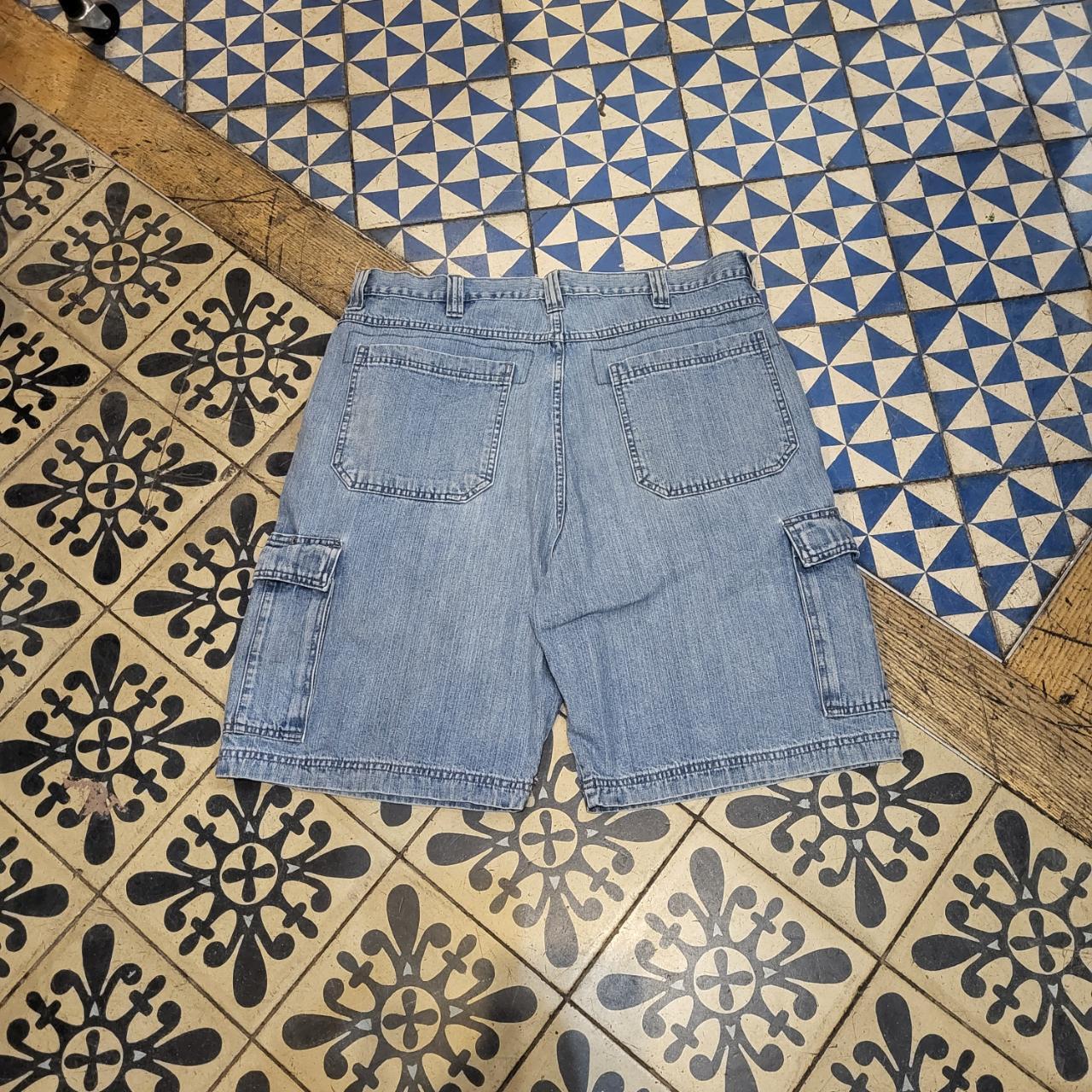 JRT320 - Vintage Retro Wrangler Blue Wash Denim Oversized Baggy Shorts Jorts with detailed embroidered Logo graphic carpenter workwear Old School Hip Hop skate grunge faded 90s Y2K style