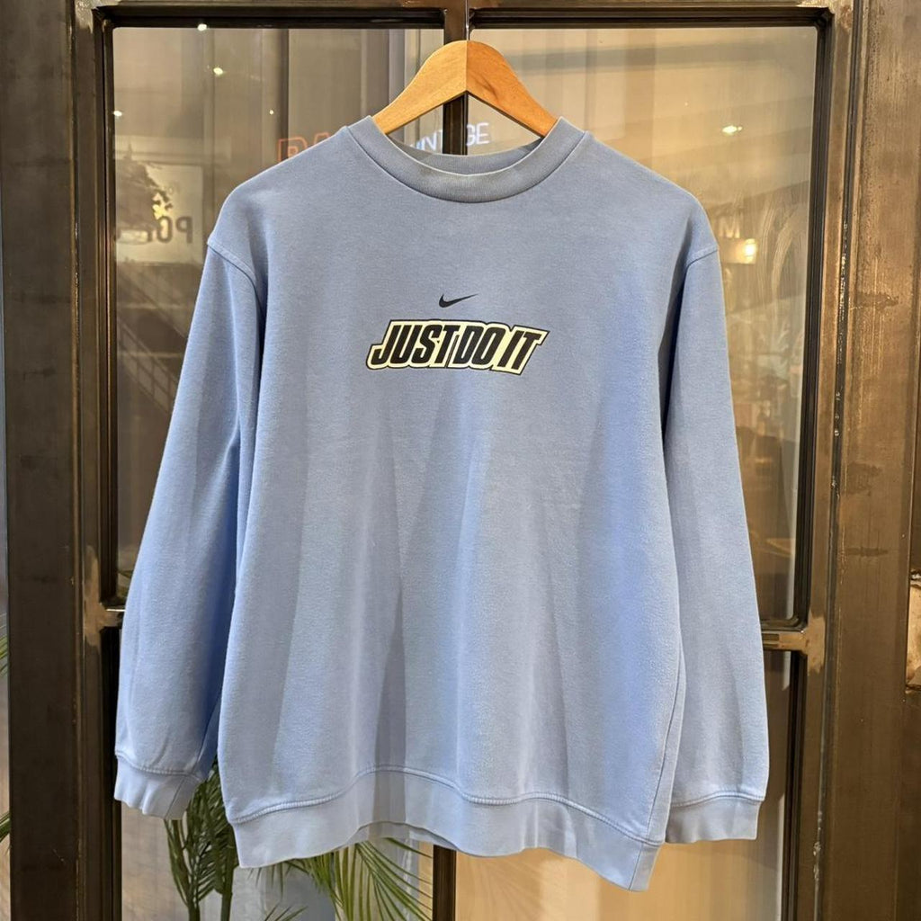 MA2207IR-P - Vintage Retro Essential Baby Blue Nike Just Do It Crewneck Jumper Sweatshirt with centre swoosh print logo #90s #sportswear #essential #y2k #nike