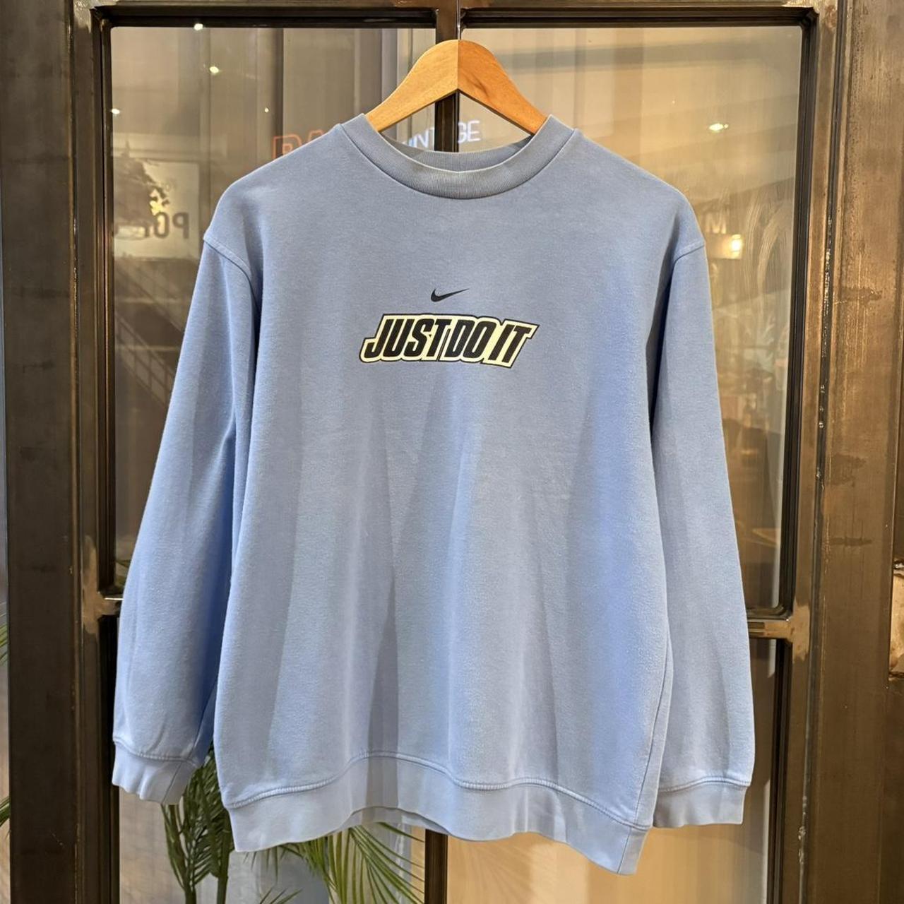 MA2207IR-P - Vintage Retro Essential Baby Blue Nike Just Do It Crewneck Jumper Sweatshirt with centre swoosh print logo #90s #sportswear #essential #y2k #nike