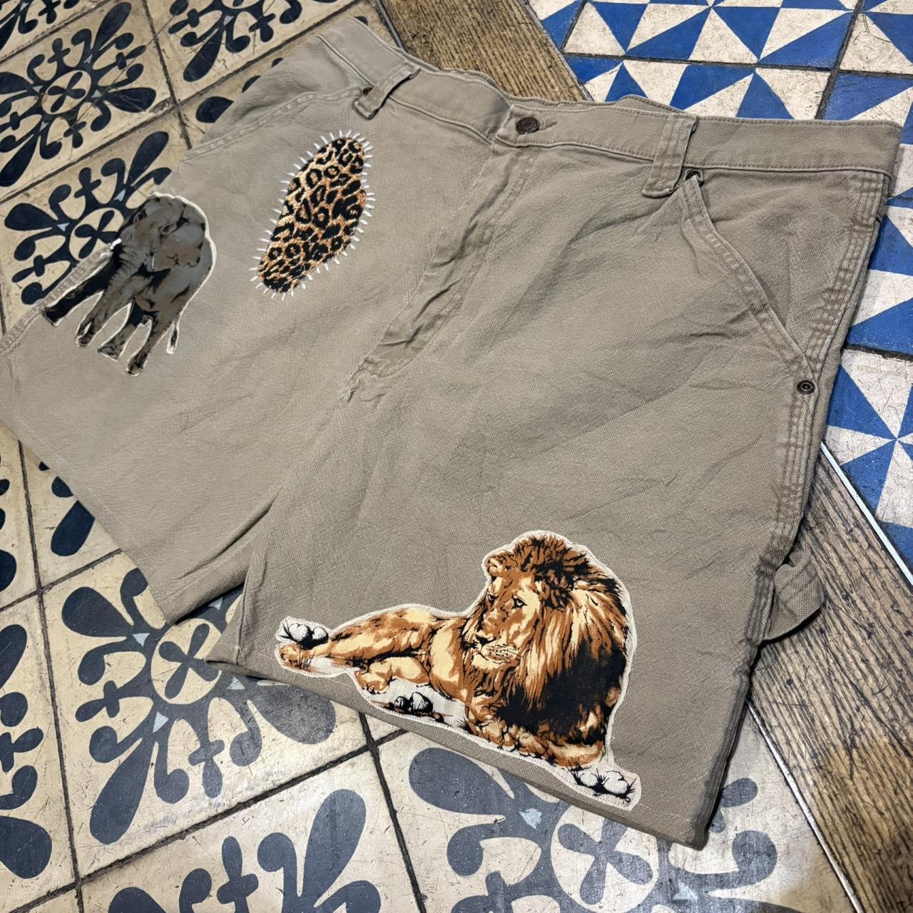 JRT133 - Vintage Retro Essential Wrangler Tan Workwear Carpenter Shorts Jorts with detailed animal patches #y2k #patchwork #jorts #wrangler #safari