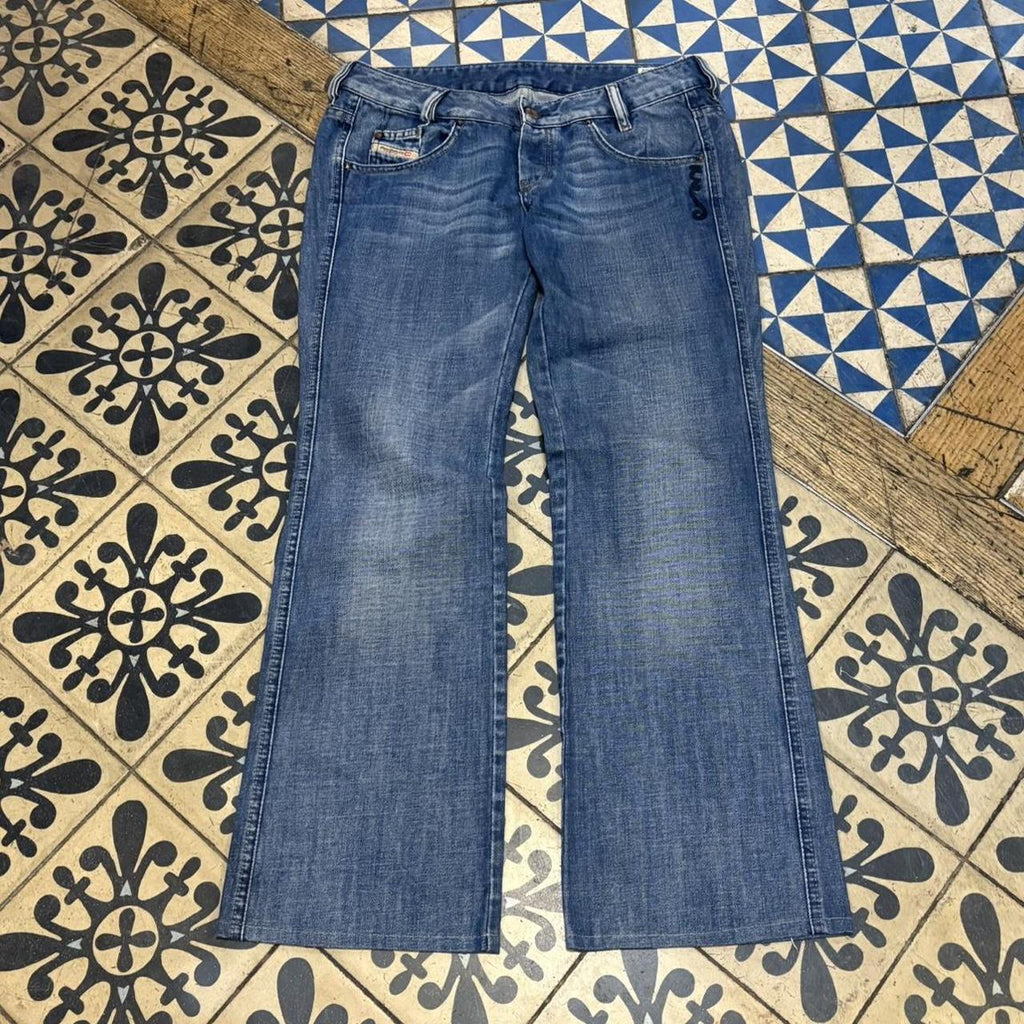 0325C99UF - Vintage retro essential Diesel RYOTH Bootcut Blue Wash Denim Jeans Trousers pants with embroidered back pocket detailing #denim #bootcut #diesel #y2k #embroidered