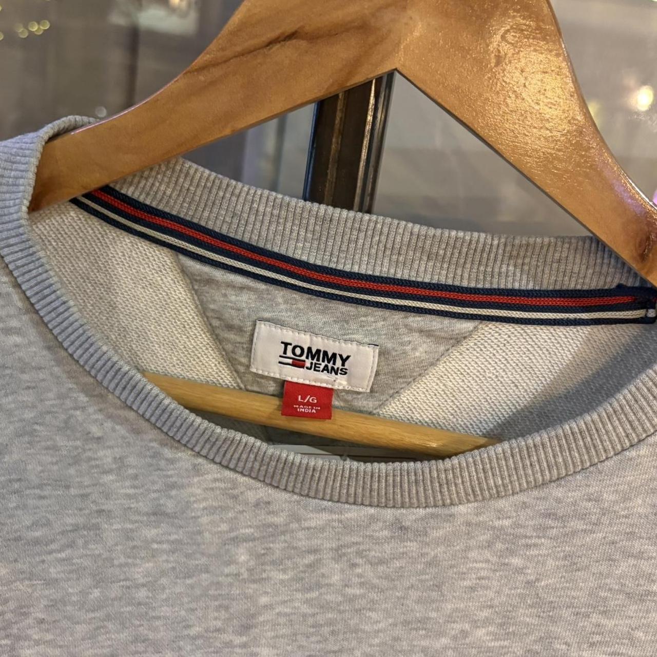 MA2207CC-P - Vintage Retro Essential Grey Tommy Hilfiger Crewneck Jumper Sweatshirt with embroidered patch spell out logo #90s #sportswear #essential #y2k #tommy