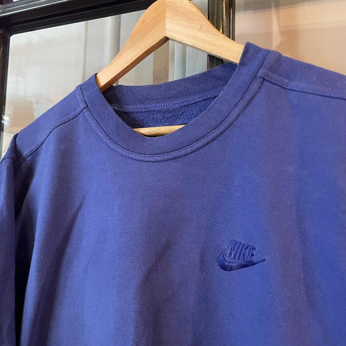 0325A33P - Vintage Retro Essential Purple Nike Crewneck Jumper Sweatshirt with embroidered chest logo #90s #sportswear #essential #y2k #nike