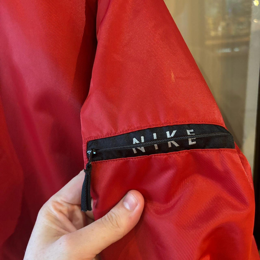 0325F77BR - Vintage Retro Essential  Red and Black Nike Reversible padded lined hooded jacket windbreaker coat #sportswear #y2k #90s #nike #reversiblejacket