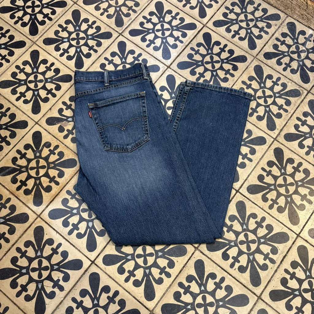 TRW520P - Vintage retro essential Levi’s Mid Blue Wash Denim Jeans Trousers pants #denim #straightleg #levis #jeans