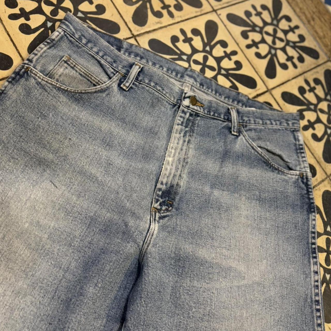 JRT452P - American Vintage Retro Essential Wrangler Light Blue Wash Denim Shorts Jorts with detailed patch Logo hip hop baggy wide leg 90s 00s y2k grunge streetwear style workwear #hiphop #90s #jorts #skater #wrangler