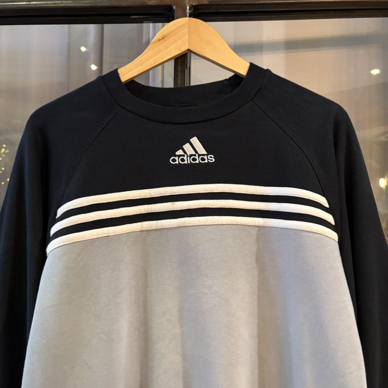 0325E75UF-P - Vintage Retro Essential Black and Grey Adidas Raglan  Jumper Sweatshirt with centre embroidered logo #90s #sportswear #essential #y2k #adidas