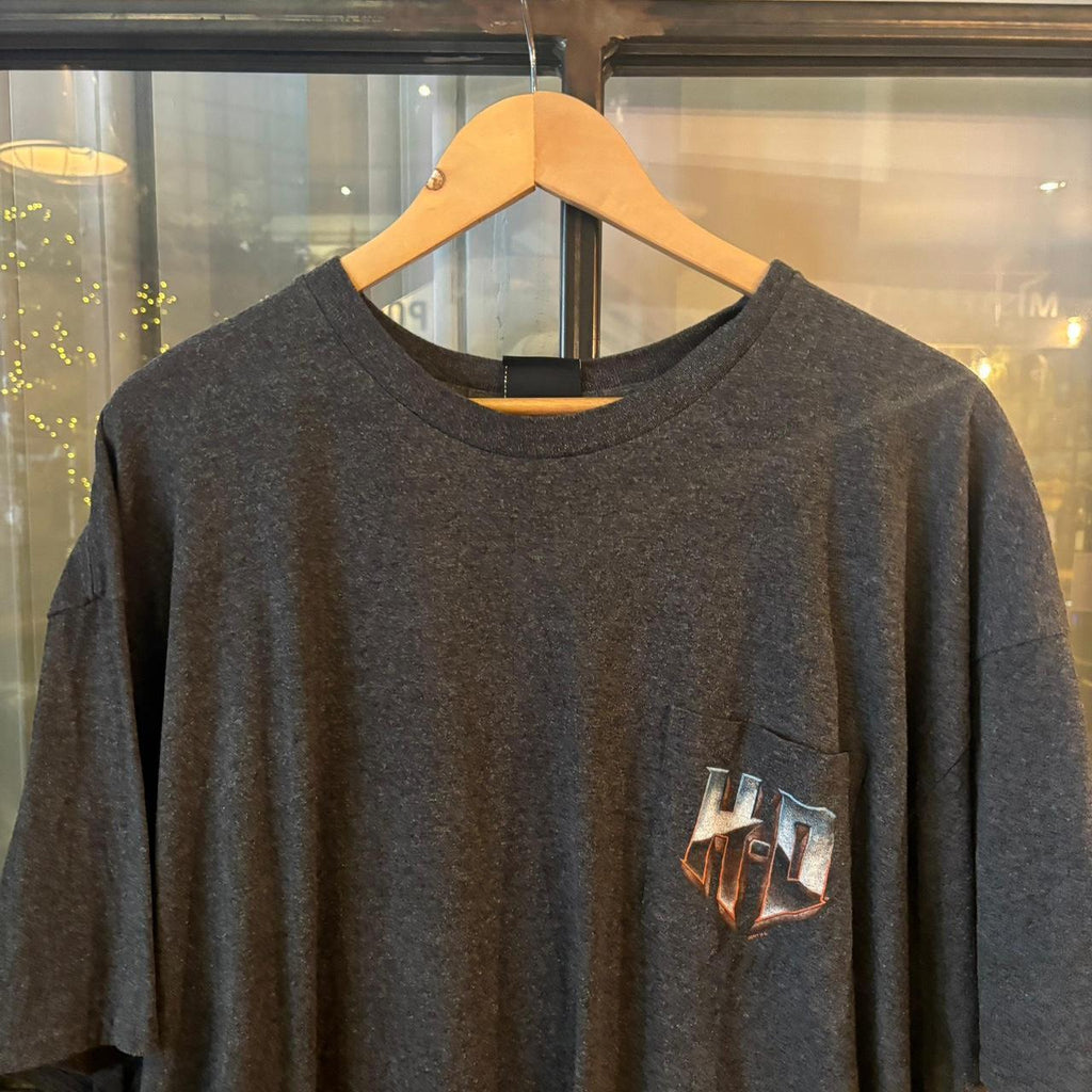 TEE410P - Vintage Retro Essential Dark Grey Harley Davidson Big Barn Des Moines , IA Pocket Graphic Print Top Tee T-shirt #90s #graphic #harleydavidson #biker #motorcycles