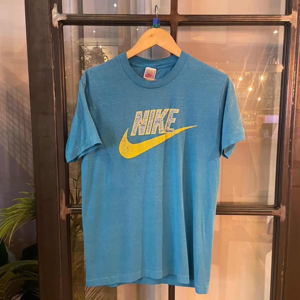 0225D56P - Vintage Retro Essential Light Blue Nike Graphic Print Single stitch Top Tee T-shirt #90s #graphic #singlestitch #essential #nike
