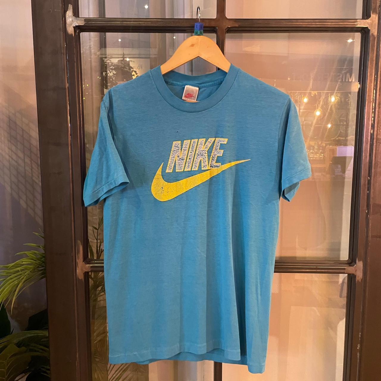 0225D56P - Vintage Retro Essential Light Blue Nike Graphic Print Single stitch Top Tee T-shirt #90s #graphic #singlestitch #essential #nike