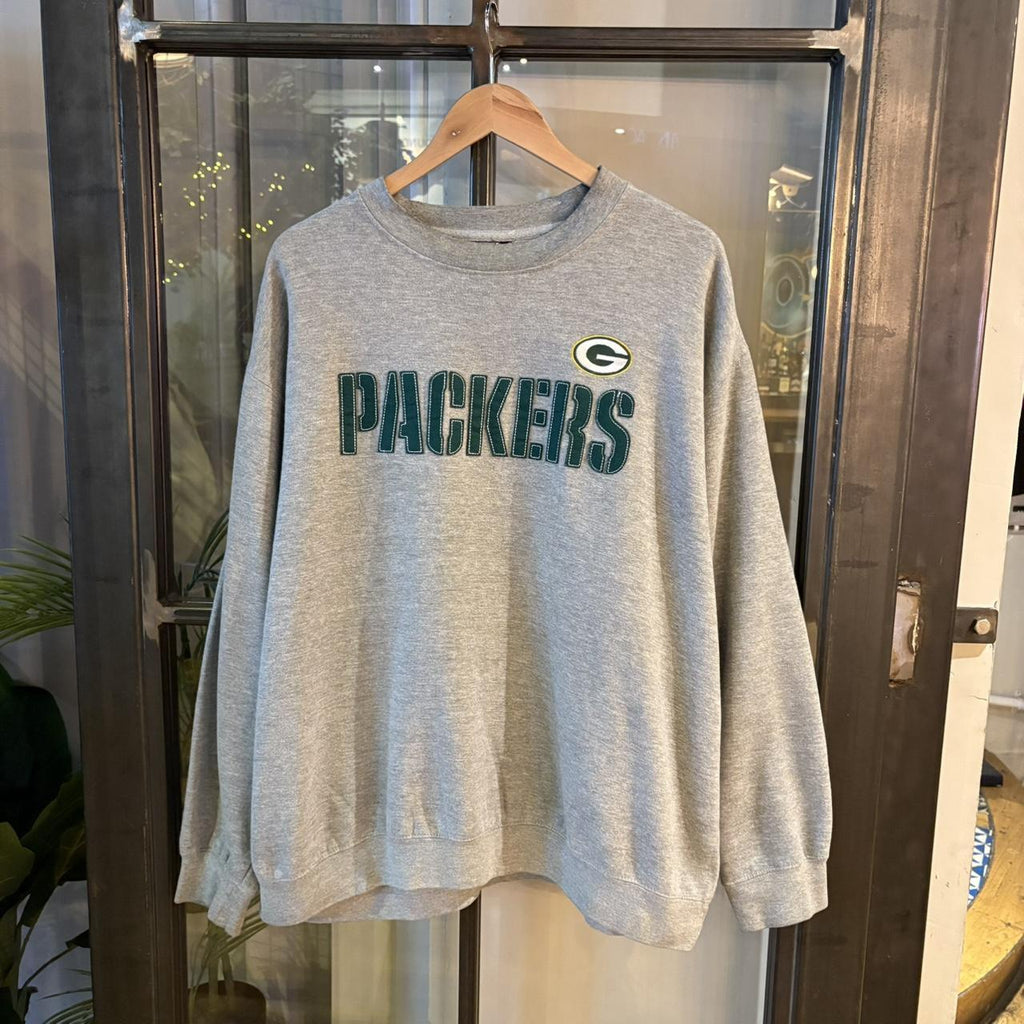 1224C23 - Vintage Retro Essential NFL Grey Crewneck Jumper with Green Bay Packers Centre Embroidered Felt Logo #nfl #greenbaypackers #casual #sportswear
